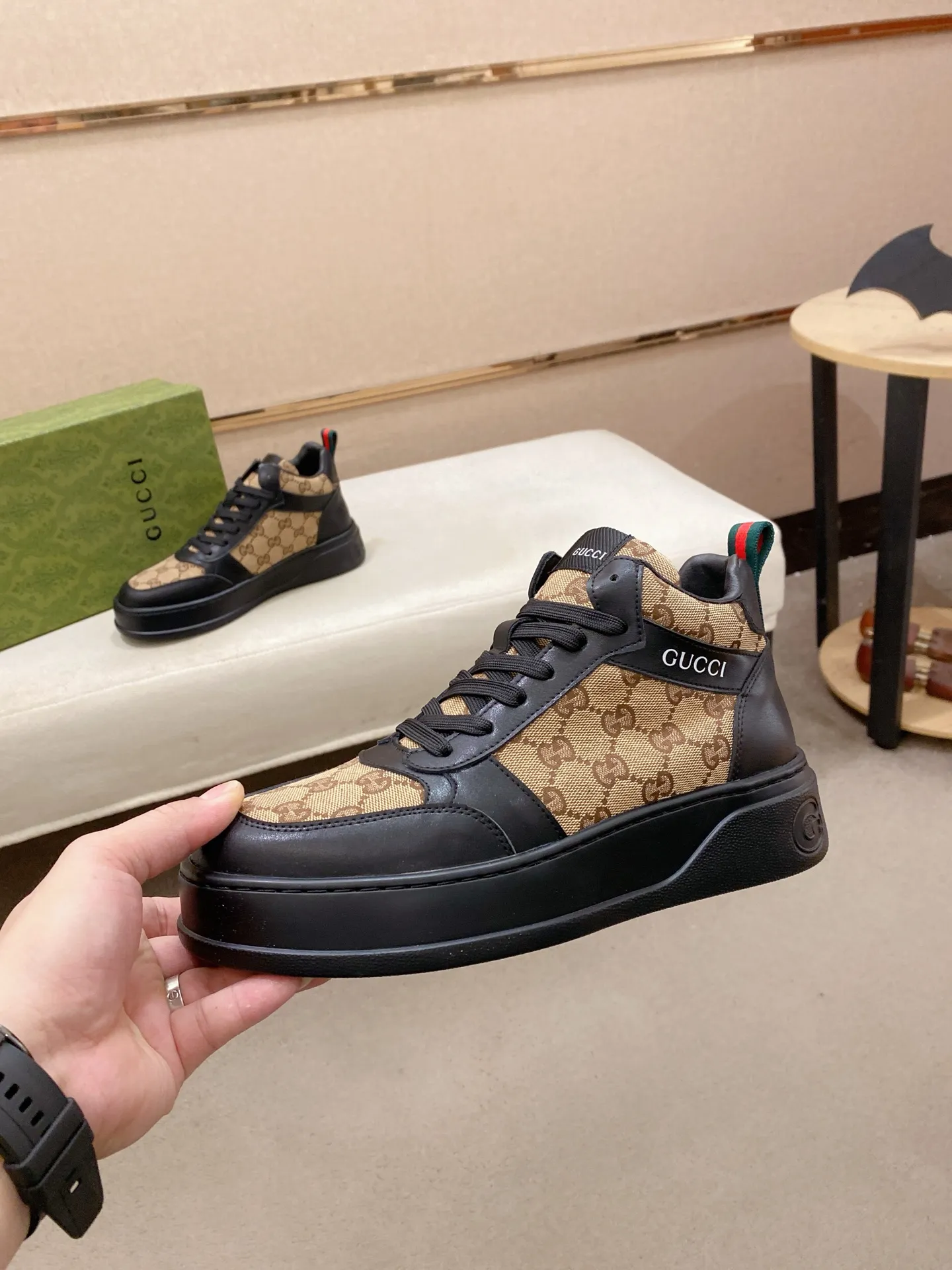 Factory price: 442💰 (GUCCI) The latest model from the official website🎁🎁Casual and fashionable men's shoes👟, hot style💥The style is simple and elegant, exclusive for trendy men. Unique official website's latest brand elements👑original Gucci decoration, fashionable and generous, the fabric is original cowhide ✅sheepskin lining, the official website specifies wear-resistant casual outsole, the classic model is taken in kind at the counter🎬38-44 (can be customized for 45 non-refundable)